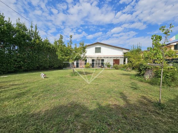 casa indipendente in vendita a Carrara in zona Marina di Carrara