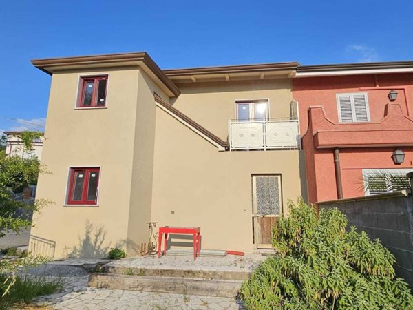 casa indipendente in vendita a Carrara in zona Bonascola