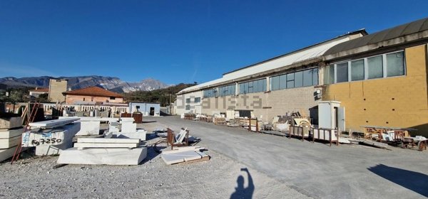 capannone in vendita a Carrara in zona Nazzano
