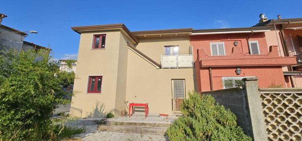 casa semindipendente in vendita a Carrara in zona Stadio