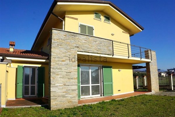 casa indipendente in vendita a Carrara in zona Avenza