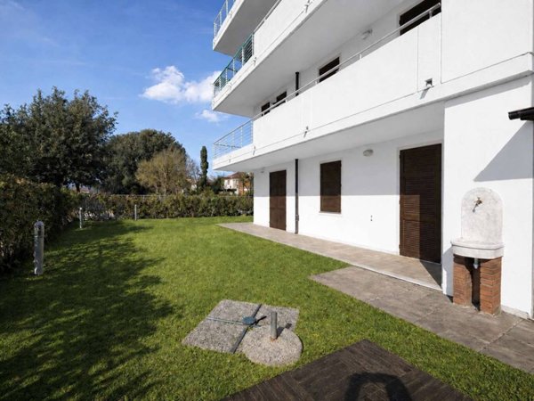 appartamento in vendita a Carrara in zona Marina di Carrara