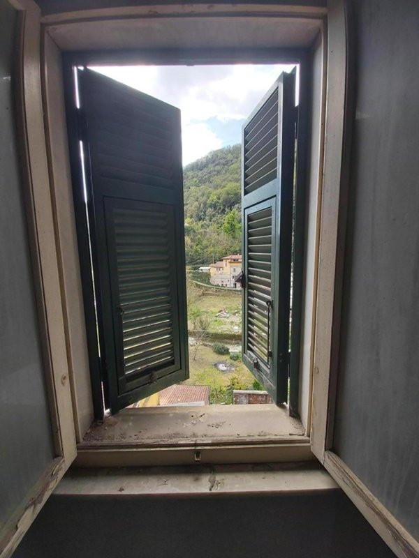 intera palazzina in vendita a Carrara in zona Torano