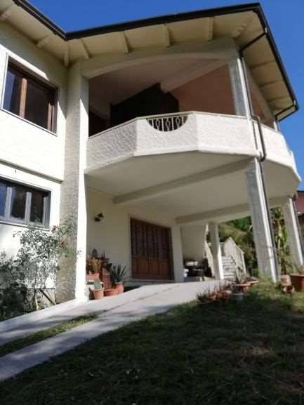 casa indipendente in vendita a Carrara in zona Fossola
