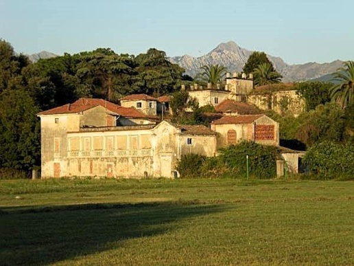 casa indipendente in vendita a Carrara in zona Avenza