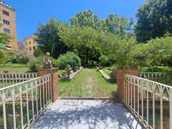 appartamento in vendita a Carrara in zona Centro Città