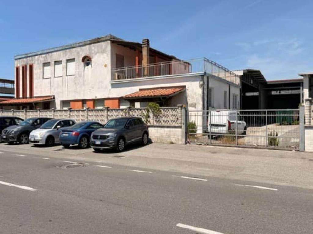 locale commerciale in vendita a Carrara in zona Marina di Carrara