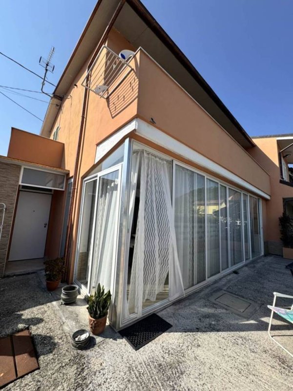 casa indipendente in vendita a Carrara in zona Fossone