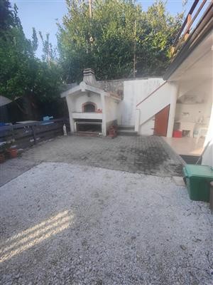 casa indipendente in vendita a Carrara