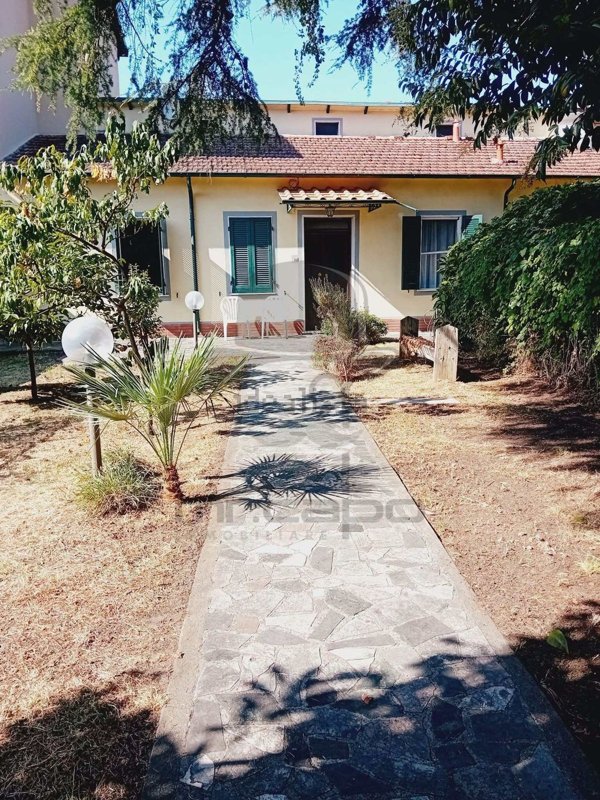 casa indipendente in vendita a Carrara in zona Avenza