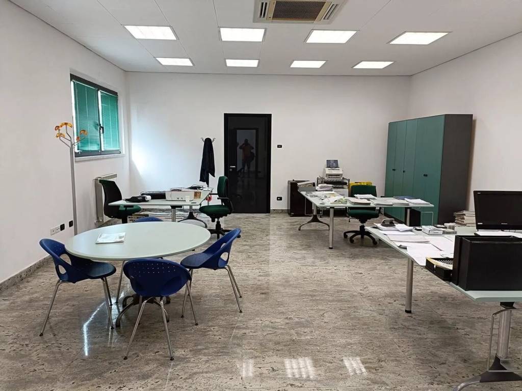 locale commerciale in vendita a Carrara in zona Avenza
