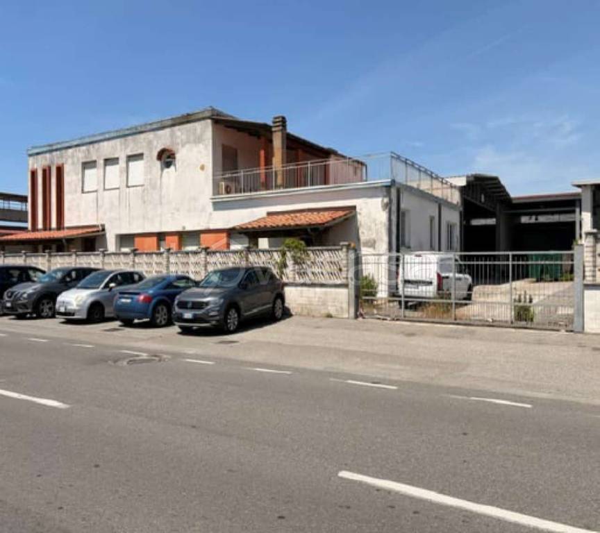 locale commerciale in vendita a Carrara in zona Marina di Carrara
