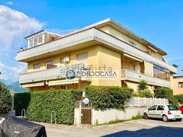 appartamento in vendita a Carrara in zona Marina di Carrara