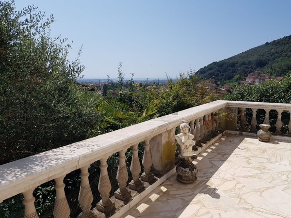 casa indipendente in vendita a Carrara in zona Fossola