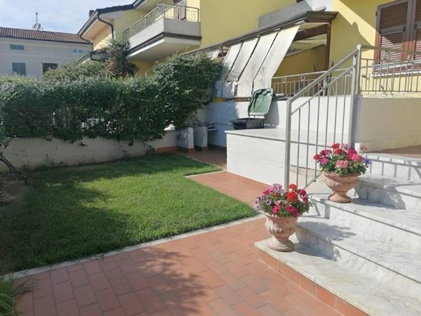casa indipendente in vendita a Carrara in zona Fossone