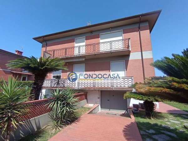 casa indipendente in vendita a Carrara in zona Marina di Carrara