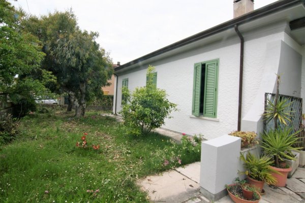 casa indipendente in vendita a Carrara in zona Marina di Carrara