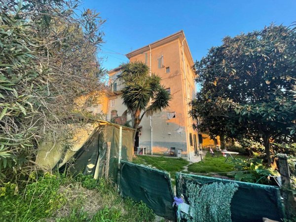 casa indipendente in vendita a Carrara in zona Fabbrica