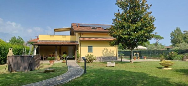 casa indipendente in vendita a Carrara in zona Battilana