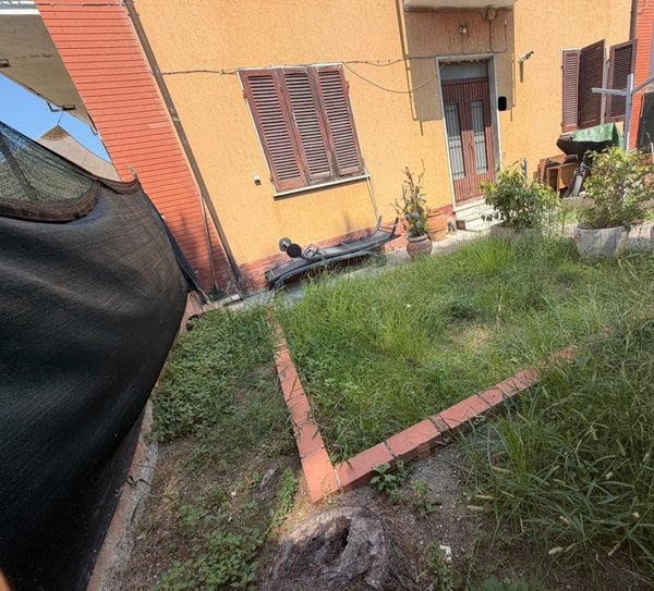 casa indipendente in vendita a Carrara in zona Avenza
