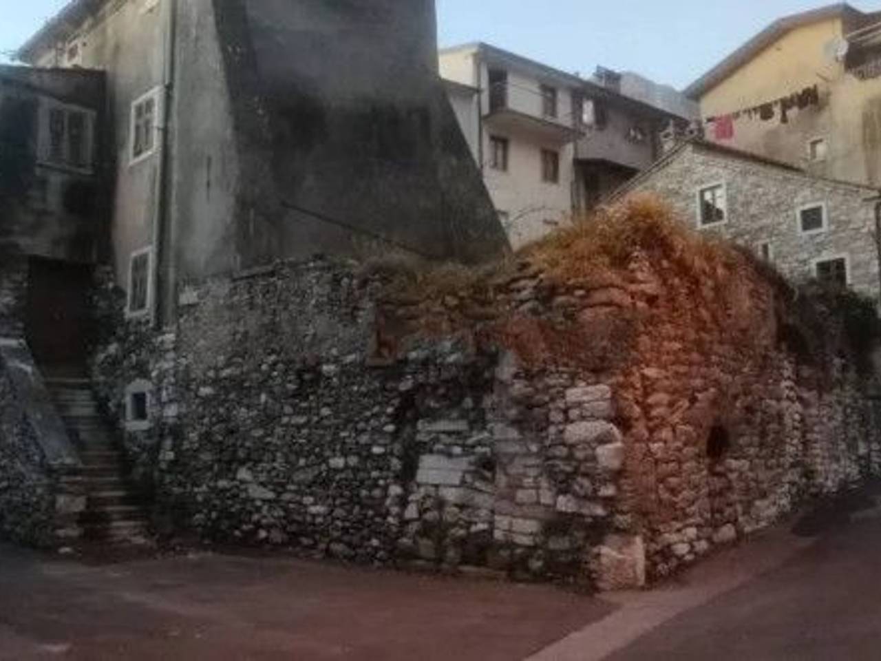 casa indipendente in vendita a Carrara in zona Bedizzano