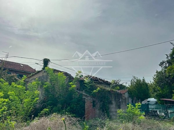 casa indipendente in vendita a Carrara in zona Avenza