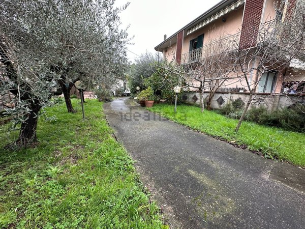appartamento in vendita a Carrara in zona Nazzano