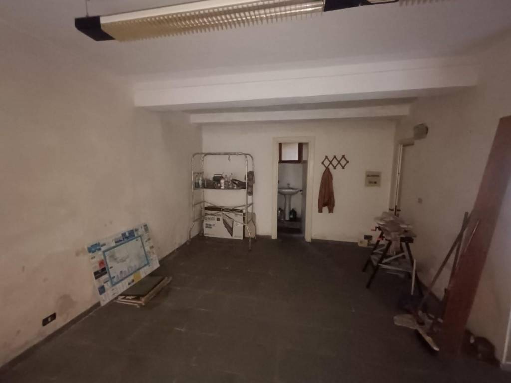 locale commerciale in vendita a Carrara in zona Avenza