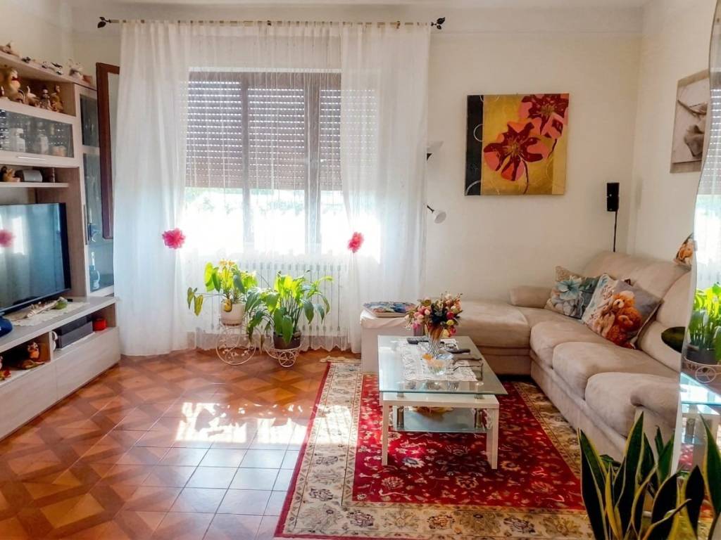 appartamento in vendita a Carrara in zona Avenza
