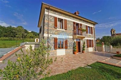 casa indipendente in vendita a Carrara