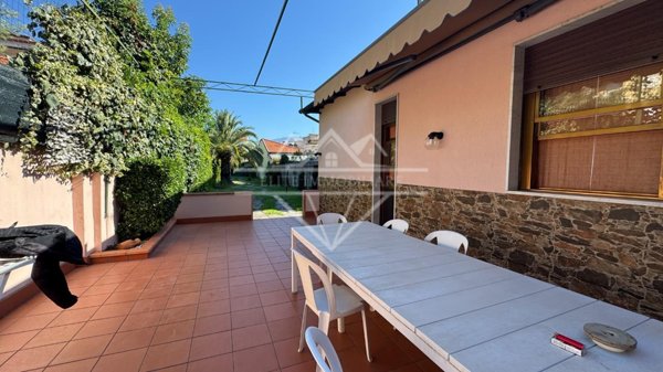 casa indipendente in vendita a Carrara in zona Marina di Carrara