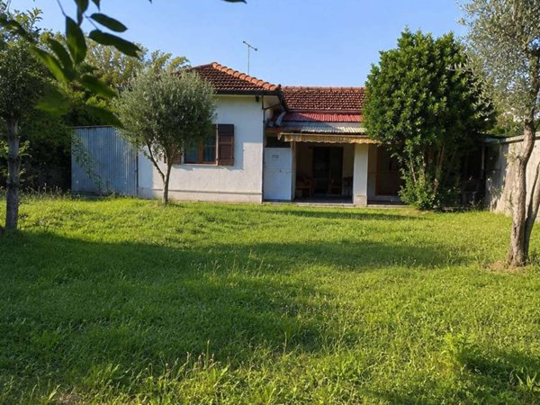 casa indipendente in vendita a Carrara