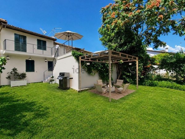 casa indipendente in vendita a Carrara in zona Battilana