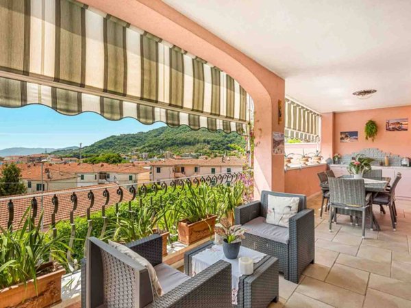 casa indipendente in vendita a Carrara in zona Stadio
