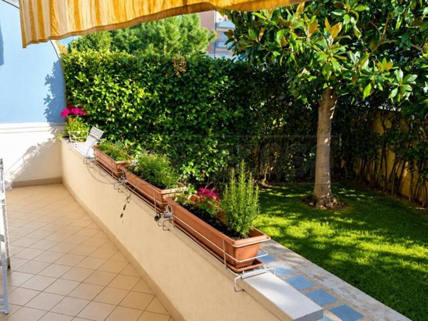 casa indipendente in vendita a Carrara in zona Avenza