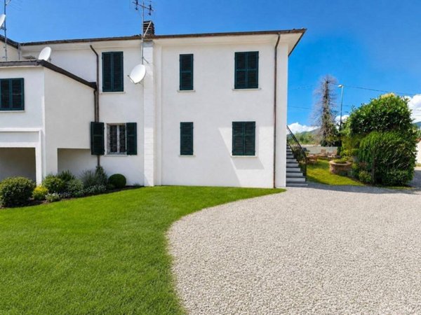 casa indipendente in vendita a Carrara in zona Battilana