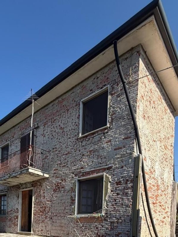 casa indipendente in vendita a Carrara in zona Avenza