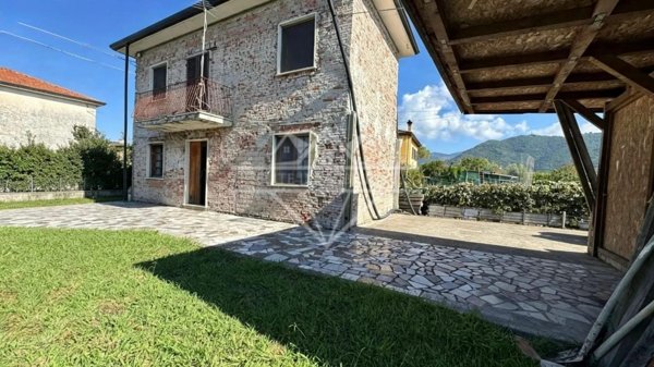 casa indipendente in vendita a Carrara in zona Battilana