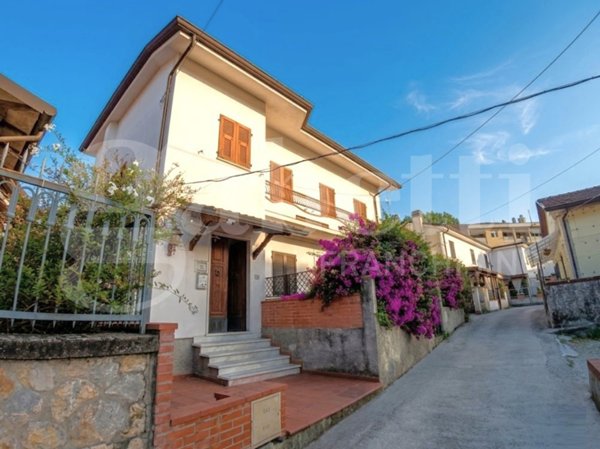 casa indipendente in vendita a Carrara in zona Bonascola