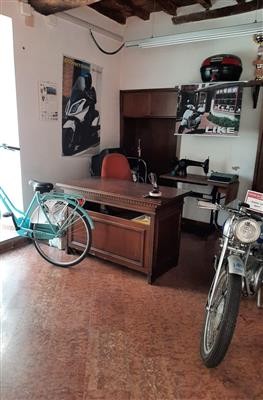 locale commerciale in vendita a Carrara