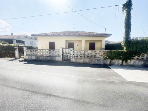 casa indipendente in vendita a Carrara