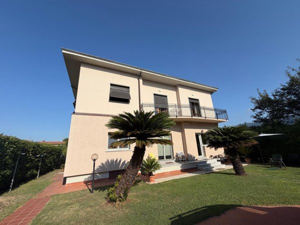 casa indipendente in vendita a Carrara in zona Avenza