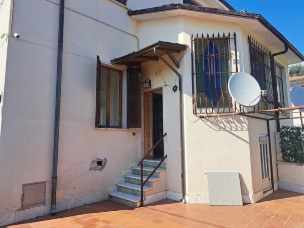 casa indipendente in vendita a Carrara in zona Sant'Antonio