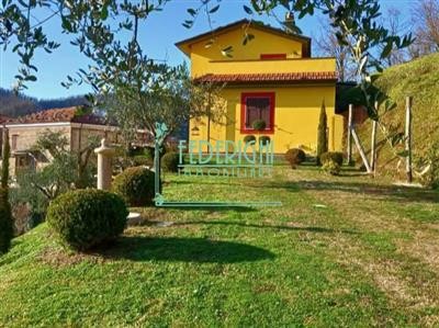 casa indipendente in vendita a Carrara in zona Centro Città