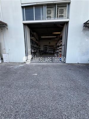 locale commerciale in vendita a Carrara
