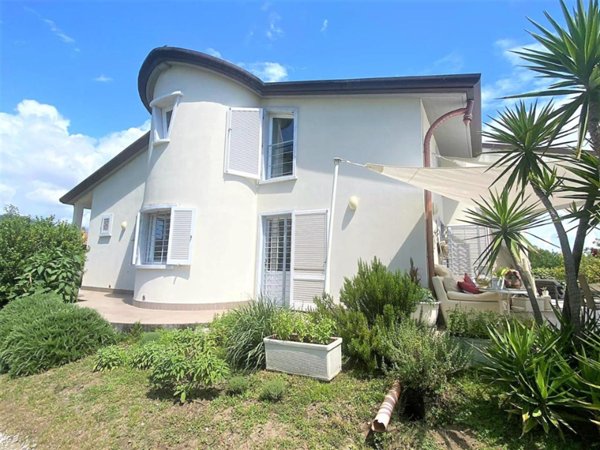 casa indipendente in vendita a Carrara in zona Marina di Carrara