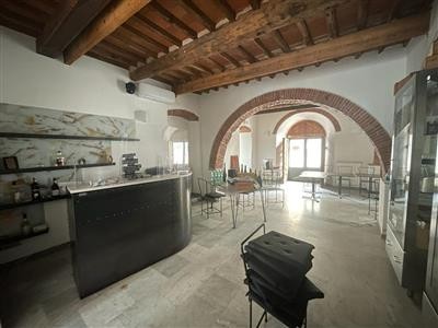 locale commerciale in vendita a Carrara in zona Fabbrica