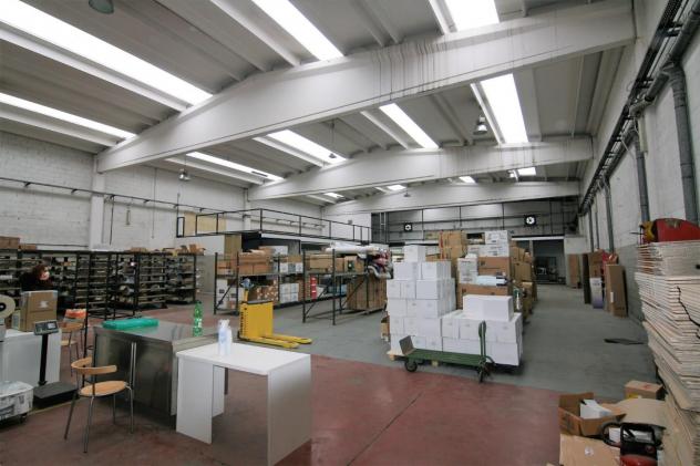 locale commerciale in vendita a Carrara in zona Avenza