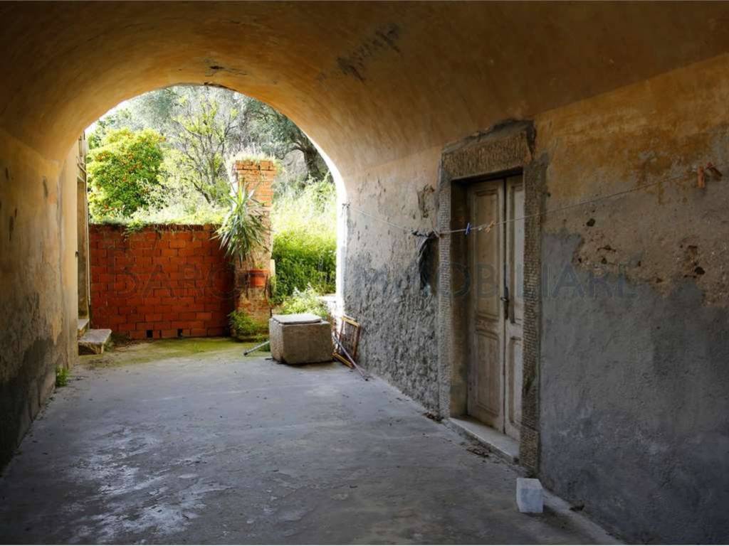 intera palazzina in vendita a Carrara in zona Bonascola