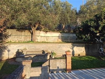casa indipendente in vendita a Carrara
